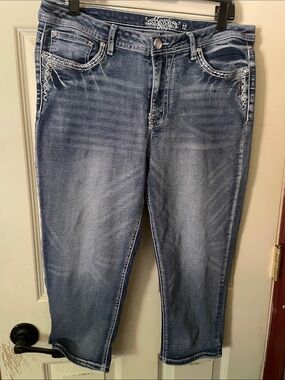 Revolt Jeans Light Washed Blue Cropped Ankle Jeans with Embellished Pockets